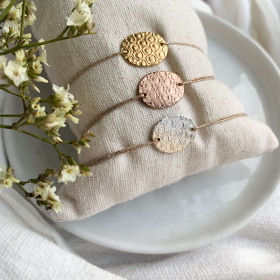 Hammered medal bracelet in gold plated on lurex wire