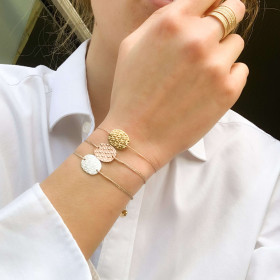 Hammered medal bracelet in gold plated on lurex wire