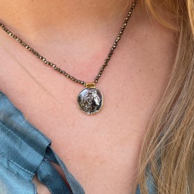 Collier pyrite et médaille...
